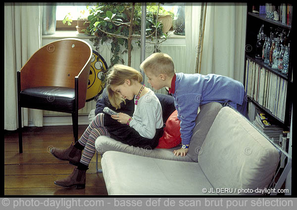 fille et garon et jeu lectronique - girl and boy and electronic game